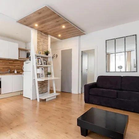 Rue Cler - Eiffel Tower Parijs